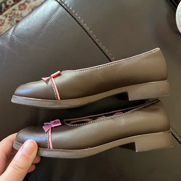 🟤GYMBOREE: Girl size 10, brown slide-on flats w/pink bows, preowned🟤 - Picture 7 of 9